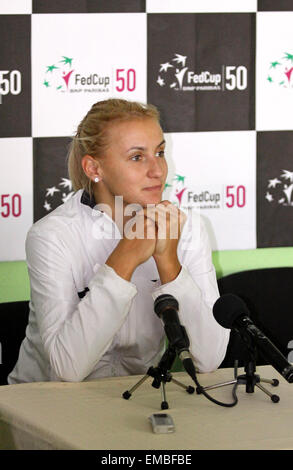 Kiev, UKRAINE - 21 avril 2013 : Lesia Tsurenko de l'Ukraine donne une interview après le match contre BNP Paribas FedCup Eugénie Bouchard du Canada le 21 avril 2013 à Kiev, Ukraine Banque D'Images