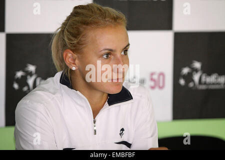 Kiev, UKRAINE - 21 avril 2013 : Lesia Tsurenko de l'Ukraine donne une interview après le match contre BNP Paribas FedCup Eugénie Bouchard du Canada le 21 avril 2013 à Kiev, Ukraine Banque D'Images