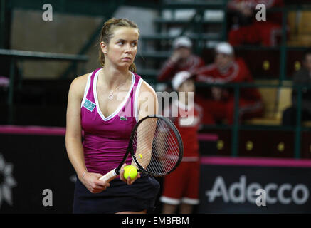 Kiev, UKRAINE - 21 avril 2013 : Elina Svitolina de l'Ukraine se préparer à servir au cours de BNP Paribas FedCup match contre Sharon Fichman de Canada le 21 avril 2013 à Kiev, Ukraine Banque D'Images