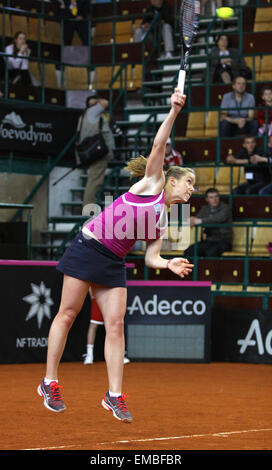 Kiev, UKRAINE - 21 avril 2013 : Elina Svitolina sert de l'Ukraine au cours de BNP Paribas FedCup match contre Sharon Fichman de Canada le 21 avril 2013 à Kiev, Ukraine Banque D'Images