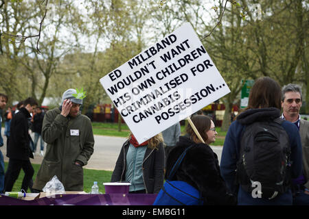 Hyde Park, London, UK, 19 avril 2015. Un festival pour la campagne pro cannabis La légalisation de la marijuana. Cet événement est organisé chaque année attire des centaines de personnes, où les participants ont ouvertement fumer du cannabis. Le terme '420' est devenu universellement connu comme le mot de code pour le cannabis. Banque D'Images