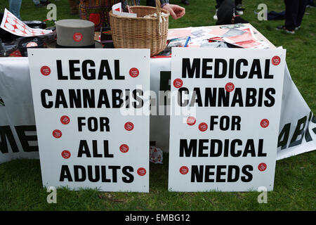 Hyde Park, London, UK, 19 avril 2015. Un festival pour la campagne pro cannabis La légalisation de la marijuana. Cet événement est organisé chaque année attire des centaines de personnes, où les participants ont ouvertement fumer du cannabis. Le terme '420' est devenu universellement connu comme le mot de code pour le cannabis. Le cannabis médical. Banque D'Images