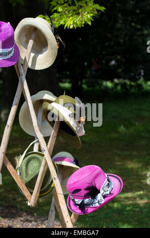 Des chapeaux colorés sur le stand du marché Banque D'Images