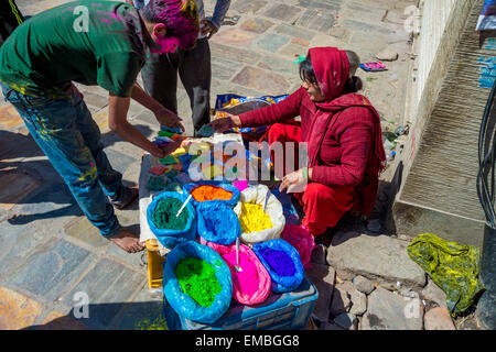 L'achat de poudre de couleur pendant holi festival à Katmandou, Népal Banque D'Images