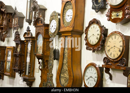 Collection d'horloges en bois accroché au mur. Banque D'Images