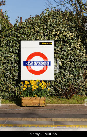 Panneau rond de la gare de Kew Gardens Londres Angleterre Royaume-Uni Banque D'Images