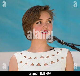 Los Angeles, Californie, USA. 18 avr, 2015. JULIA FALKNER, le poète national des étudiants pour 2015, lit sa poésie à la Los Angeles Times Festival of Books. Crédit : Brian Cahn/ZUMA/Alamy Fil Live News Banque D'Images