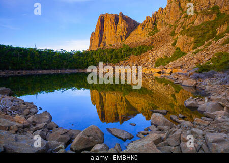 Tarn tranquille et Denison Crag - Ben Lomond National Park - Tasmanie - Australie Banque D'Images