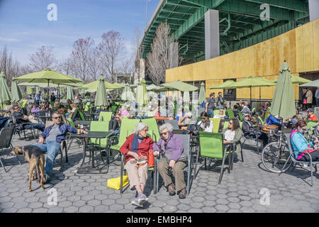 New York City, USA. Dimanche 19 avril 2015, USA ; foule diversifiée bénéficie de soleil du printemps & refeshment le jour de l'ouverture de café en plein air dans la région de Riverside Park Crédit : Dorothy Alexander/Alamy Live News Banque D'Images