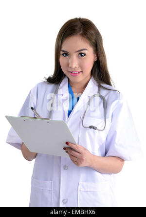 Femme médecin en uniforme blanc writing on clipboard sur fond blanc. Banque D'Images