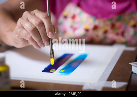 Close up l'article de femme artiste peintre - part des broussailles. La peinture d'une femme photo Banque D'Images