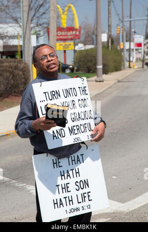 Toledo, Ohio - Rev. Eugene couvre-culasse, pasteur de l'Église baptiste d'ancrage, prêche sur un coin de rue, lui tenant la Bible. Banque D'Images