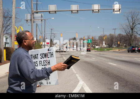 Toledo, Ohio - Rev. Eugene couvre-culasse, pasteur de l'Église baptiste d'ancrage, prêche sur un coin de rue, lui tenant la Bible. Banque D'Images