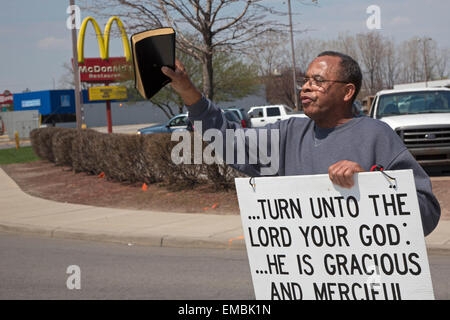 Toledo, Ohio - Rev. Eugene couvre-culasse, pasteur de l'Église baptiste d'ancrage, prêche sur un coin de rue, lui tenant la Bible. Banque D'Images