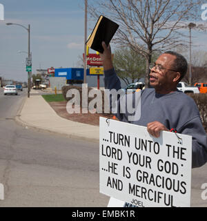 Toledo, Ohio - Rev. Eugene couvre-culasse, pasteur de l'Église baptiste d'ancrage, prêche sur un coin de rue, lui tenant la Bible. Banque D'Images
