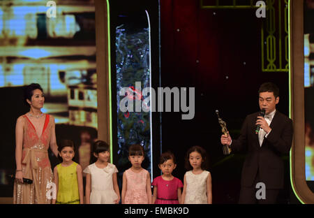 Hong Kong, Chine. Apr 19, 2015. Acteur Sean Lau détient (R) le prix du meilleur acteur à la 34e Hong Kong Film Awards à Hong Kong, Chine du sud, le 19 avril 2015. Crédit : Il Jingjia/Xinhua/Alamy Live News Banque D'Images