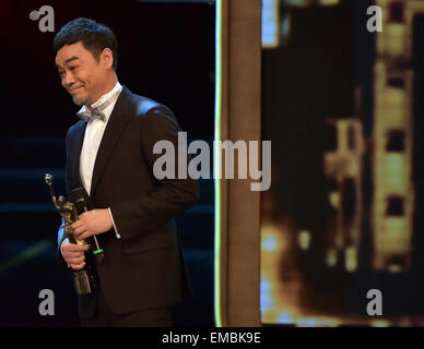 Hong Kong, Chine. Apr 19, 2015. Acteur Sean Lau détient le prix du meilleur acteur à la 34e Hong Kong Film Awards à Hong Kong, Chine du sud, le 19 avril 2015. Crédit : Il Jingjia/Xinhua/Alamy Live News Banque D'Images