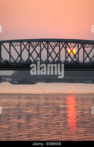 Vietnam, Hué, la rivière des Parfums, le pont Trang Tien, coucher de soleil, Banque D'Images