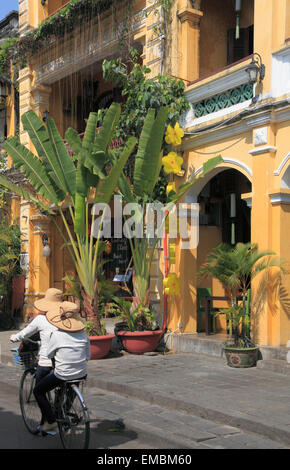 Vietnam, Hoi An, scène de rue, les femmes à bicyclette, Banque D'Images