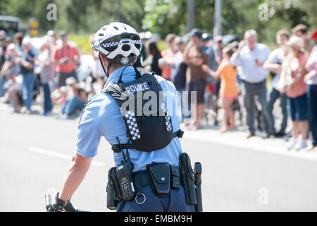 Sydney ( Nouvelle-galles du Sud ) policier en patrouille sur son vélo sur la route pittwater,warriewood,sydney,australie Banque D'Images