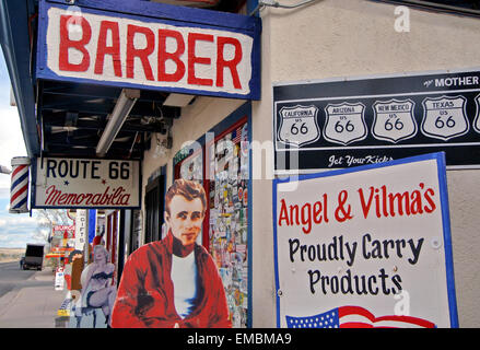 Barber shop historique sur la route 66 près de needles Californie affiche poster de James Dean Banque D'Images