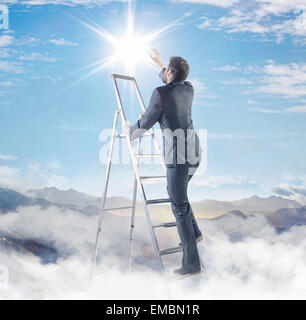 Jeune homme intelligent sur le sommet de sa carrière Banque D'Images