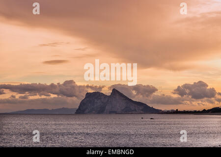 Gibraltar comme vu de la la plage du village d'Alcaidesa, Espagne au coucher du soleil Banque D'Images