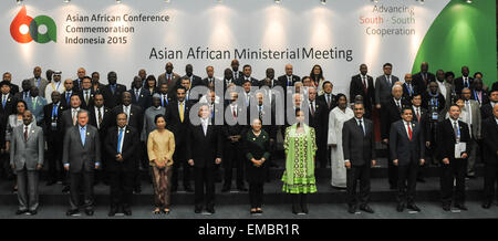 Jakarta, Indonésie. Apr 20, 2015. Les ministres et vice-ministres afro-asiatique posent pour une photo de groupe avant la réunion ministérielle afro-asiatique au cours de la Conférence afro-asiatique Commémoration 2015 dans le Centre de Conférences de Djakarta en Indonésie, le 20 avril 2015. Les ministres d'Asie et d'Afrique a tenu une réunion ici lundi en prévision de la sommet afro-asiatique de 2015, qui se déroule du 22 avril au 23 avril. Sanovri Crédit : Veri/Xinhua/Alamy Live News Banque D'Images