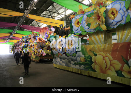 Divers défilé de Mardi Gras floats afficher dans la tanière au Mardi Gras World, New Orleans, Louisiane, USA Banque D'Images