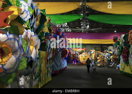 Divers défilé de Mardi Gras floats afficher dans la tanière au Mardi Gras World, New Orleans, Louisiane, USA Banque D'Images