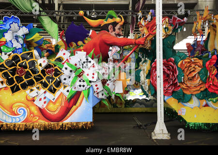 Divers défilé de Mardi Gras floats afficher dans la tanière au Mardi Gras World, New Orleans, Louisiane, USA Banque D'Images