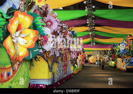 Divers défilé de Mardi Gras floats afficher dans la tanière au Mardi Gras World, New Orleans, Louisiane, USA Banque D'Images