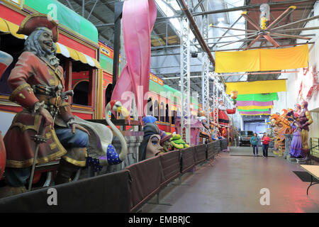 Divers défilé de Mardi Gras floats afficher dans la tanière au Mardi Gras World, New Orleans, Louisiane, USA Banque D'Images