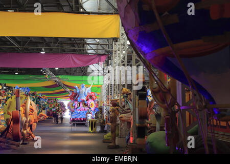 Divers défilé de Mardi Gras floats afficher dans la tanière au Mardi Gras World, New Orleans, Louisiane, USA Banque D'Images