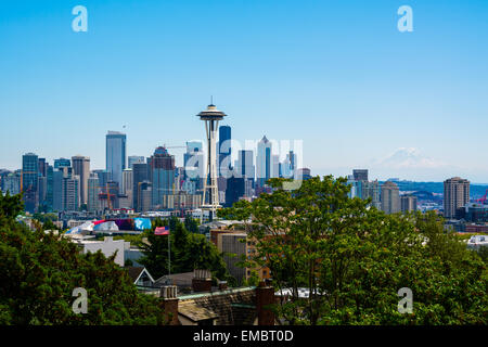 Seattle skyline avec le Mont Rainier dans l'arrière-plan Banque D'Images