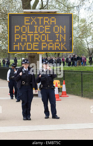 Des agents de police de Hyde Park Londres en patrouille à la recherche de personnes en possession de cannabis Banque D'Images