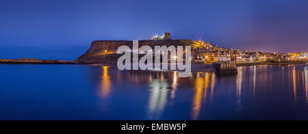 Whitby Harbour et de l'abbaye la nuit, Yorkshire, Angleterre Royaume-uni Banque D'Images