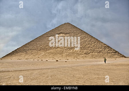 Visiteur arrivant à la Pyramide Rouge ou à la Pyramide Nord. La plus grande des trois grandes pyramides situées à la nécropole de Dahshur, en Égypte Banque D'Images