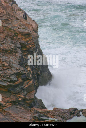 Seascape spectaculaire grave avec les pêcheurs au Cap Saint Vicent falaises, Porrtugal Banque D'Images