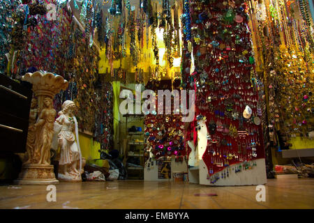 Boutique pleine de fantaisie d'Istanbul, Turquie. Un assortiment coloré de bijoux Banque D'Images