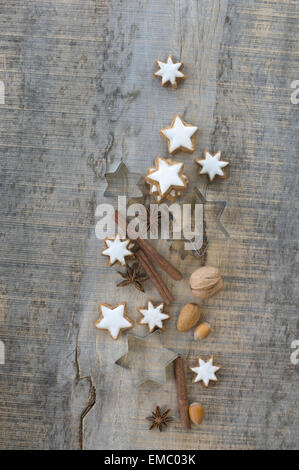 Étoiles à la cannelle, les épices et les noix Banque D'Images