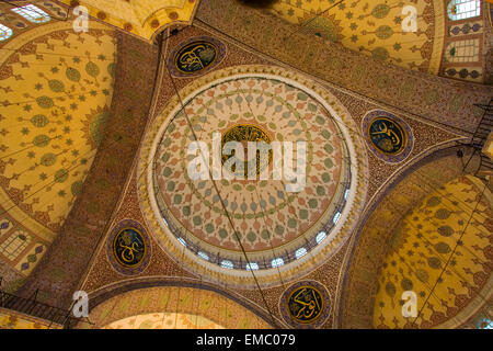 L'intérieur impressionnant de l'architecture de plafond à Istanbul. Nouvelle Mosquée, Yeni Valide Camii Banque D'Images