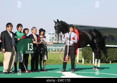 Kurino Star O (Hideaki Miyuki), 18 avril, 2015 - Les courses de chevaux : Jockey Hideaki Miyuki pose avec Kurino Star O après avoir remporté l'Antares Enjeux Hippodrome de Hanshin à Hyogo, Japon. (Photo par Eiichi Yamane/AFLO) Banque D'Images