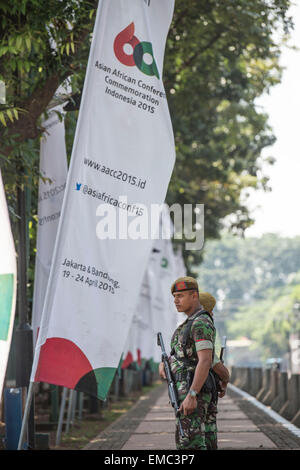 Jakarta, Indonésie. Apr 20, 2015. Des soldats montent la garde à l'extérieur du centre des congrès de Jakarta à Jakarta, Indonésie, le 20 avril 2015. Des milliers de soldats et membres des forces de sécurité travailler pour assurer la sécurité de la Conférence afro-asiatique Commémoration 2015. Credit : Lui Siu Wai/Xinhua/Alamy Live News Banque D'Images