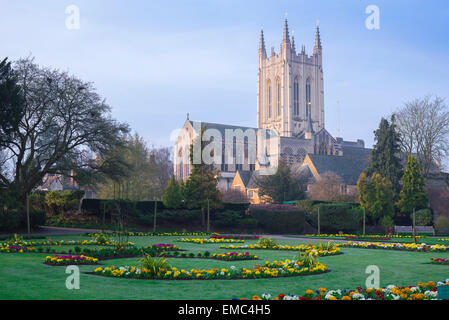 Cathédrale de bury St Edmunds, vue sur la cathédrale de St Edmundsbury montrant les jardins de l'abbaye en premier plan, Bury St Edmunds, Suffolk, Angleterre, Royaume-Uni Banque D'Images