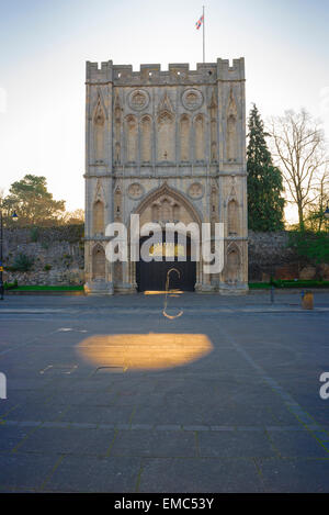 Porte de l'abbaye de Bury St Edmunds, le 14e siècle Abbey Gate sur Angel Hill, Bury St Edmunds, Suffolk, Angleterre, RU Banque D'Images