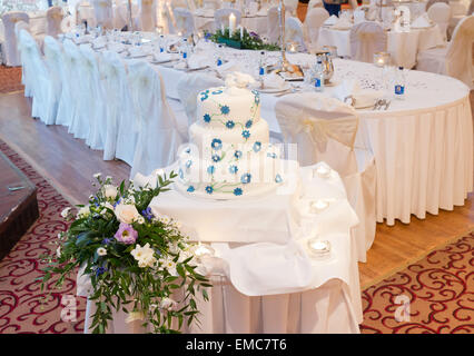 Gâteau de mariage joliment décorées Banque D'Images