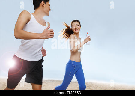 Les couples romantiques s'exécutant sur la plage Banque D'Images