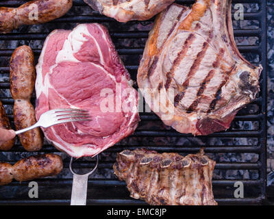 Barbecue italien avec Bistecca alla Fiorentina, Salsiccia et porc Banque D'Images