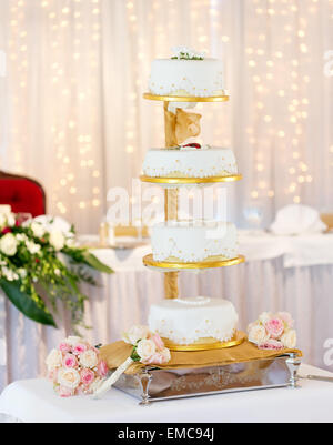 Gâteau de mariage joliment décorées Banque D'Images